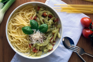 Spaghetti mit Fenchel-Tomate-Basilikum ist eine ausgezeichnete Mahlzeit!