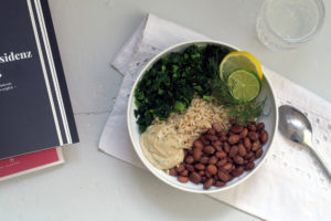 Reis-Bowl mit Grünkohl, Bohnen und Limetten-Dill-Tahini