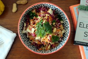 Glutenfrei. Vegan. Gesund. Dieser Quinoa-Salat mit Erdnuss-Dressing ist echt mal was anderes zum Abendessen. Yummy!