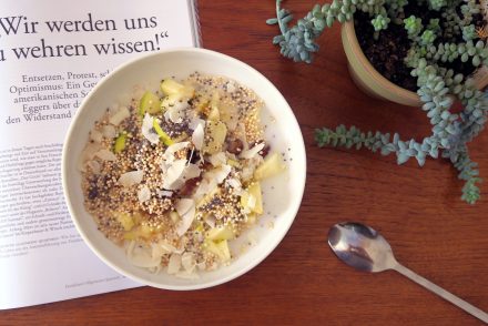 Lecker, glutenfrei und vegan ist diese Frühstücks-Bowl mit Apfel, Quinoa und Chia-Samen.